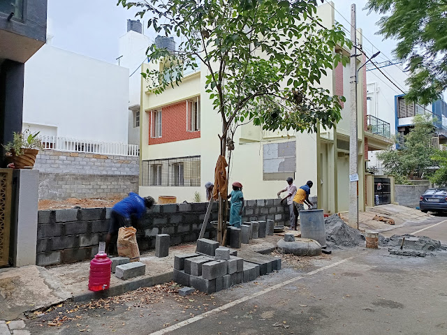 Compound wall construction using concrete block