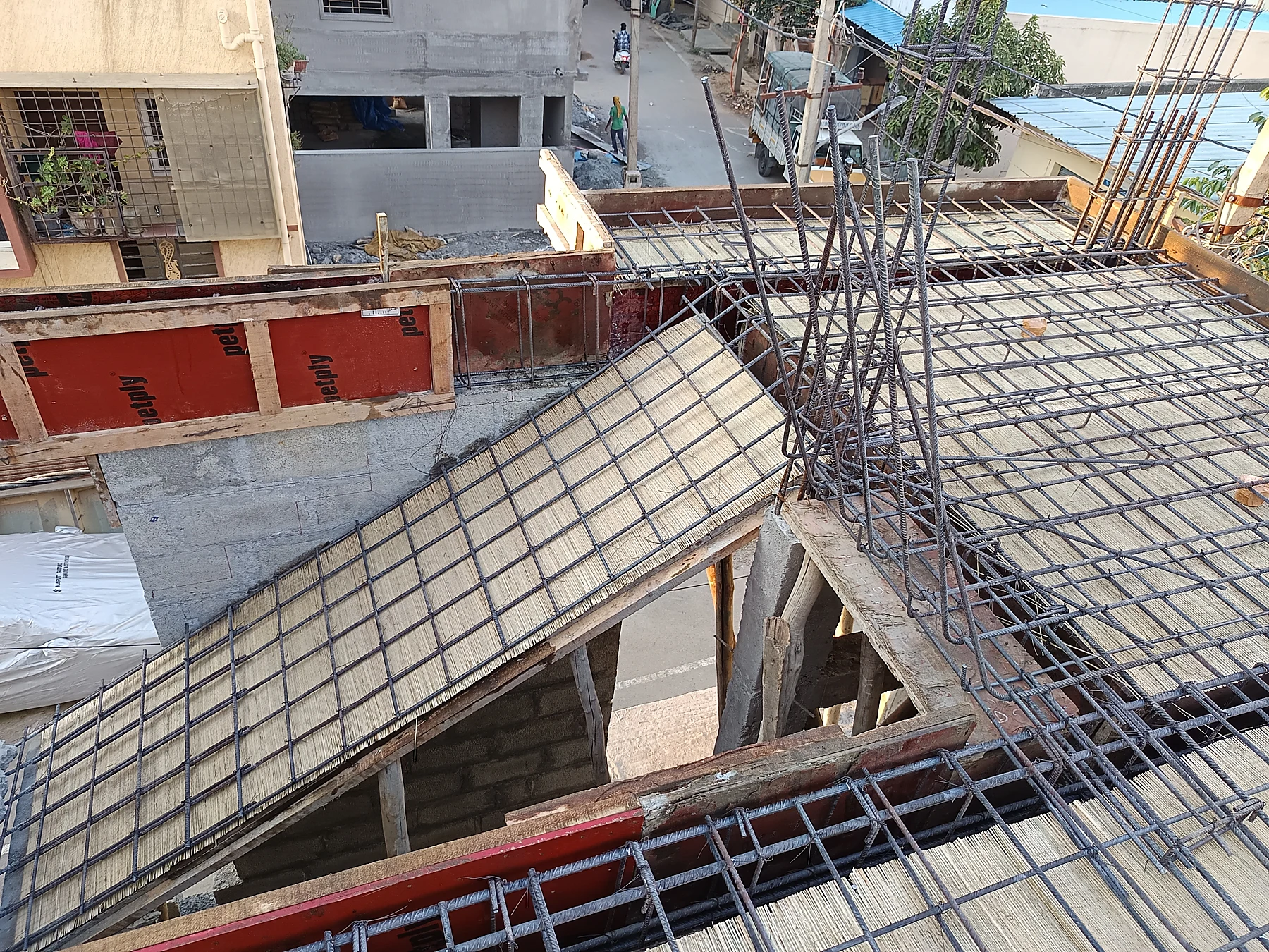 Triplex house: reinforcement work — original Kumud photograph